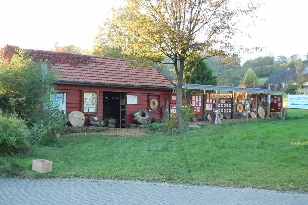 Qualifiziertes Aus- und Fortbildungszentrum für alles rund um Bäume Außenansicht des Baummuseum,
welches Unikate der Baumgeschichte bereithält