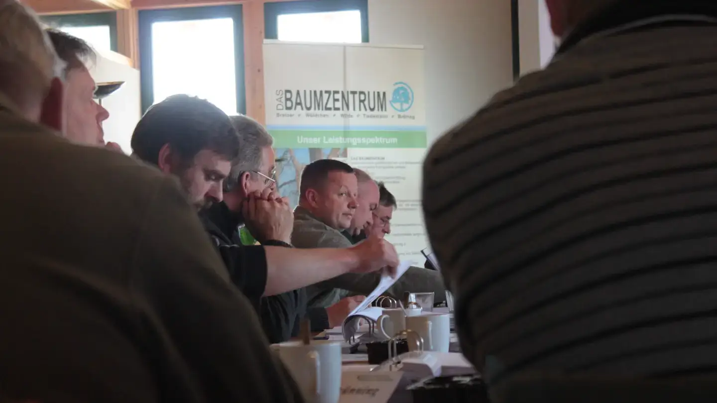 Foto: Seminare für verschiedene Berufsgruppen und Interessierte im Bereich für Bäume Bild aus einem Seminar mit Teilnehmern und Unterrichtsgrundlagen